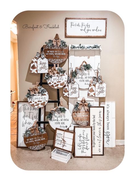 Sign Booth Display Ideas, Wood Sign Booth Display, Sign Display Craft Show Booth Ideas, Door Hanger Vendor Booth Display, Wood Sign Display Craft Fairs, Sign Display Craft Show, Vendor Show Display, Diy Boutique Ideas, Craft Fair Display Table