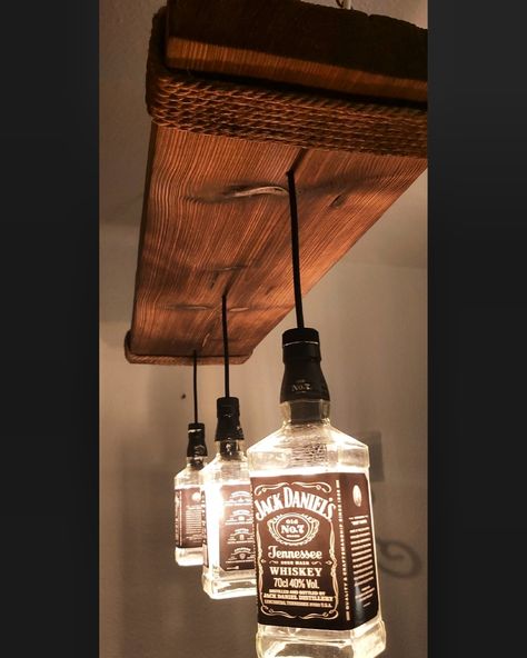 Jack Daniel Lights, Jack Daniels Lamp Diy, Jack Daniels Furniture, Jack Daniels Bottle Crafts Diy, Jack Daniels Bottle Crafts, Jack Daniels Lampe, Whiskey Bottle Crafts, Jack Daniels Lamp, Homemade Lamps