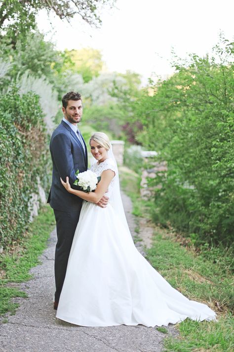 Tall Bride And Short Groom, Tall Woman And Short Man Couple, Tall Brides Short Groom, Short Bride Tall Groom Pictures, Tall Groom Short Bride, Wedding Photo Session, Short Bride, Funny Wedding Photos, Romantic Wedding Photography