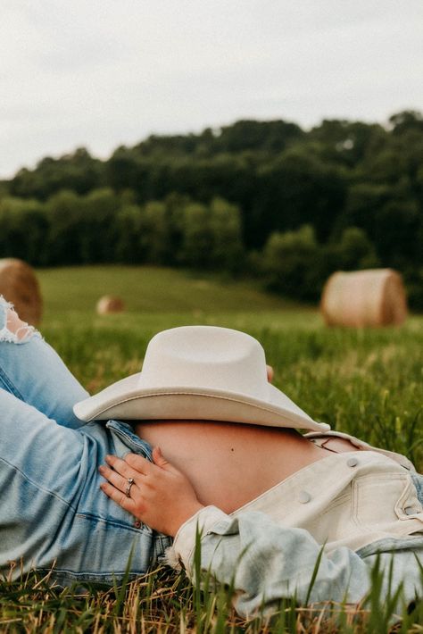 Nashville Maternity Photos, Maternity Photos With Cowboy Hat, Western Couple Maternity Photoshoot, Maternity Photo Shoot Western, Maternity Shoot Pictures, Maternity Photography Cowboy, Western Theme Maternity Photos, Maternity Photo Shoot Ideas Country, Western Maternity Shoot With Husband