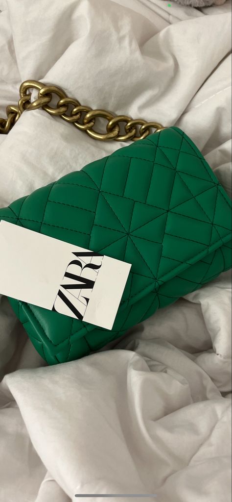 Zara green bag aesthetic it girl fashion Green Sling Bag Outfit, Sling Bags Aesthetic, Green Bag Aesthetic, Zara Sling Bag, Aesthetic Sling Bag, Sling Bag Aesthetic, Sling Bag Outfit, It Girl Fashion, Zara Purse