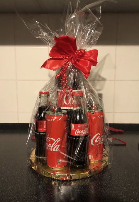 Coke Bouquets, Coca Cola Gift Ideas, Tombola Ideas, Coca Cola Gifts, Gift Box Cakes, Diy Gifts To Sell, Christmas Gift Hampers, Liquor Gifts, Candy Bouquet Diy