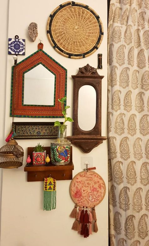 Indian Aesthetic Wall Decor, Jharokha Wall Decor Ideas, Zaroka Decoration, Indian Gallery Wall, Rajasthani Decoration Ideas For Home, Indian Vintage Home Decor, Wall Decor Indian, Indian Wall Decor, Doorway Decor