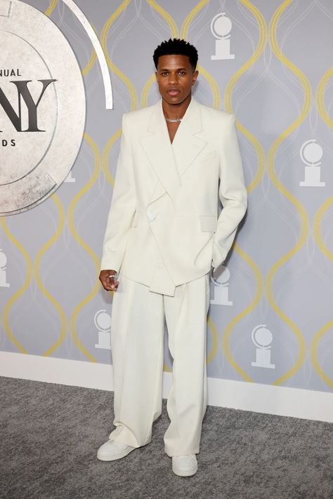 Tony Awards 2022: Fashion—Live From the Red Carpet | Vogue Thom Browne Suit, Gucci Gown, Black And White Suit, Haute Couture Gowns, Blue Tuxedos, Velvet Suit, Radio City Music Hall, Radio City, Music Hall