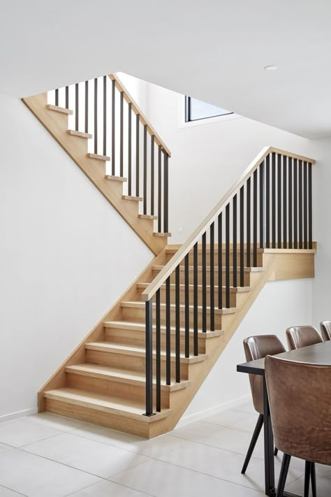 Floating Staircase Railing, Floating Staircase Modern, Interior Stair Railing, Steel Balustrade, Casa Clean, Contemporary Staircase, House Staircase, Floor Renovation, Stair Railing Design