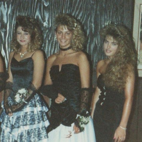 1980's Outfits, 80s Pics, 80s Rock Fashion, Eighties Fashion, Early 90s Fashion, 1980s Aesthetic, Big Hair Bands, Feathered Hair, 1980’s Fashion