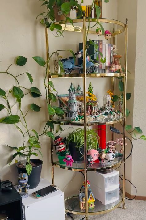 Love all the plants and legos on this bookshelf  #books #shelf #legos #Lotr #kirby Aesthetic Lego Storage, Lego Bookshelf, Hannah House, Lego Shelf, Lego Display Ideas, Books Shelf, Cool Bookshelves, Lego Display, Secret Boards