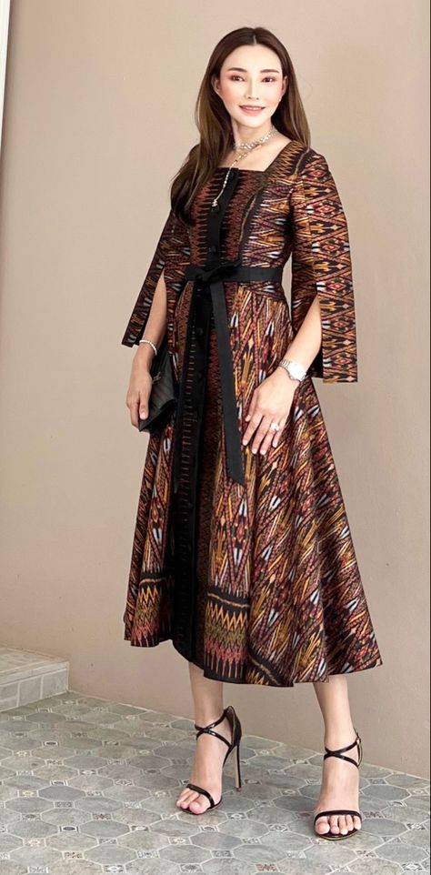 Dress Ulos Batak Modern, Batik Dress Modern Gowns, Modern Batik Outfit, Model Baju Batik Modern Dresses, Dres Batik Kombinasi Brokat, Blouse Batik Modern Kombinasi, Dress Batik Hijab, Batik Dress Modern Simple, Model Tunik Batik Modern