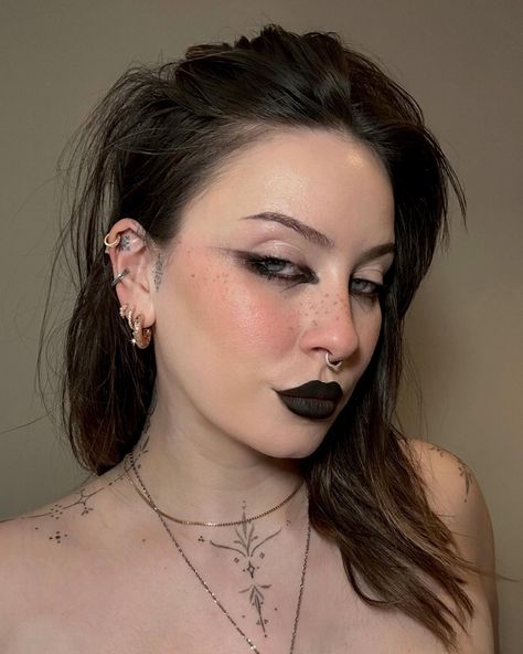 Cool Tone Grunge Makeup, Dark Makeup With Glitter, Moody Eye Makeup, Dark Moody Makeup, Yallternative Makeup, Dark Fae Makeup Ideas, Easy Goth Eye Makeup, Neutral Goth Makeup, Dark Pixie Aesthetic