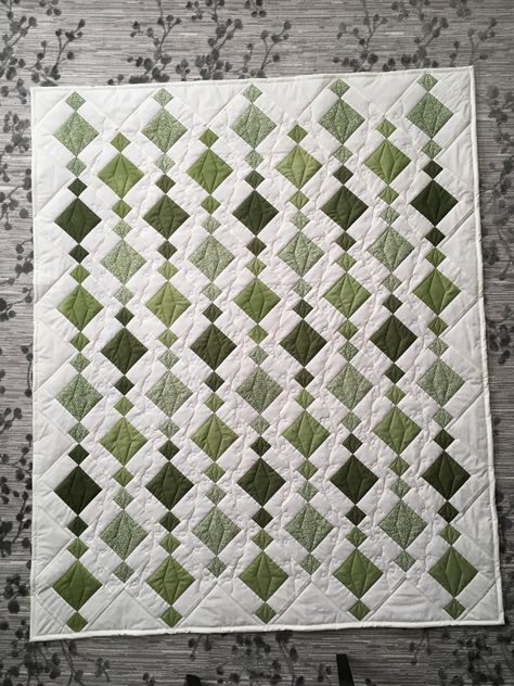 Quilt Sashing Ideas, Chandelier Quilt, Two Color Quilts, Scrappy Quilt Patterns, Scrap Quilt Patterns, Patchwork Quilt Patterns, Green Quilt, Nine Patch, Modern Quilt Patterns