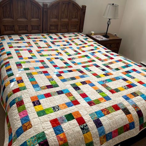 Quilts On Beds, Colchas Quilting, March Challenge, Fabric Blocks, Fun Quilt, Scrappy Quilt Patterns, Batik Quilts, String Quilts, Bright Fabrics