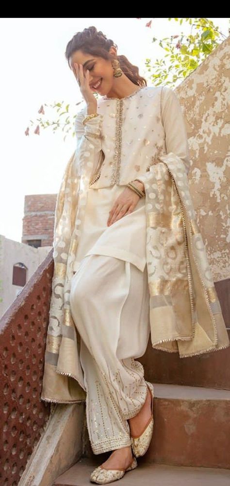 White Shalwar Kameez, Faiza Saqlain, Pakistani Dresses Casual, Pakistani Fashion Party Wear, Beautiful Pakistani Dresses, Salwar Kamiz, Simple Pakistani Dresses, Pakistani Wedding Dresses, Wedding Dresses For Girls