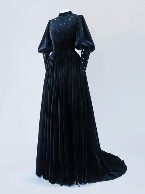 𝓐𝓻𝓼𝓮𝓷𝓲𝓬 𝓘𝓷 𝓢𝓱𝓮𝓵𝓵 on Twitter: "“The Moon & The Stars” dress by Frieda Leopold https://t.co/AmD5Yse4sz" / Twitter Midnight Gown, Stars Dress, Haute Couture Gowns, Witch Dress, Fantasy Gowns, Fantasy Dress, Star Dress, Couture Gowns, Other Outfits