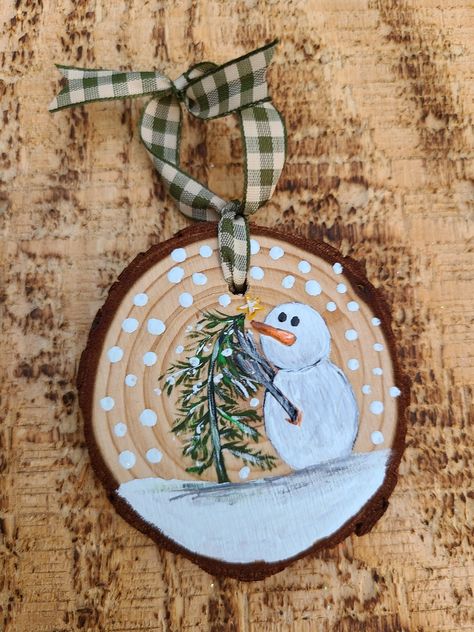 Wood Slab Christmas Ornaments, Small Wood Slices Ideas, Woodslice Decoration Christmas, Christmas Ornament Diy Ideas, Christmas Wood Slices Ideas, Easy Christmas Ornament Craft, Wood Circle Ornaments Diy, Wood Burning Ideas Christmas, Christmas Ornaments Homemade Wood