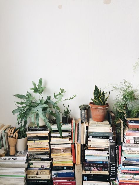 Favorite part of my bedroom interior: my still growing collection of old books. And plants. 70s Bedroom, Uni Room, Deco Nature, Style Deco, Book Nooks, Slow Living, My New Room, Dream Room, New Room