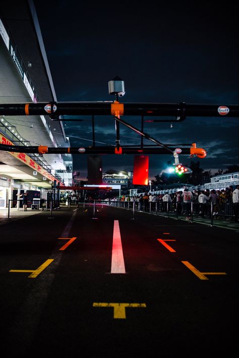 F1 Pit Stop, Lewis Hamilton Formula 1, F1 Wallpaper Hd, Mclaren Formula 1, Formula 1 Car Racing, Sports Aesthetic, Motorsport Photography, 1% Wallpaper, Mclaren F1