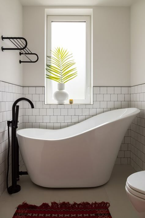 Bathroom Tub Ideas, Small Soaking Tub, Small Tubs, Small Bathroom With Tub, Bathroom With Tub, Freestanding Tubs, Small Bathtub, Flat Inspiration, Stand Alone Tub