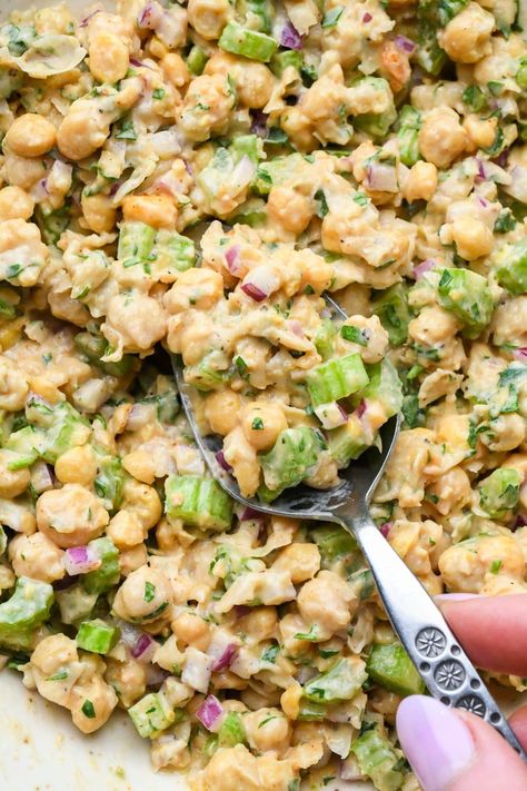 Smashed chickpea salad is the perfect delicious-in-a-hurry recipe for lunch, dinner, picnics, or meal prep. Made with all the traditional flavors of a classic tuna salad, but with chickpeas instead of tuna! Perfect on its own, in lettuce wraps, or for a sandwich. So versatile and ready in less than 20 minutes! Vegan / vegetarian, gluten free, dairy free, nut free, and soy free. Gluten Free Lunchbox Ideas, High Protein Vegetarian Sandwich, Chickpea Tuna Salad Vegan, Quinoa And Chickpea Salad, Vegetarian Cold Lunches, Cold Vegetarian Lunch Ideas, Vegan Work Lunch, Chickpea Salad Wrap, Chickpea Chicken Salad