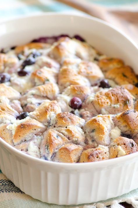 A sweet, creamy and impressive breakfast is a cinch with our 5-ingredient Blueberry Ricotta Breakfast Bubble Up Bake.  Add this to your collection of quick breakfasts to make when you have overnight guests. I love a good breakfast bake, but sometimes it take a little bit more prep than I have time for in the morning.... Bubble Up Bake, Ricotta Breakfast, Blueberry Ricotta, Ricotta Recipes, Food Vegetarian, Nice Recipes, Blueberry Breakfast, Breakfast Sweets, Bubble Up