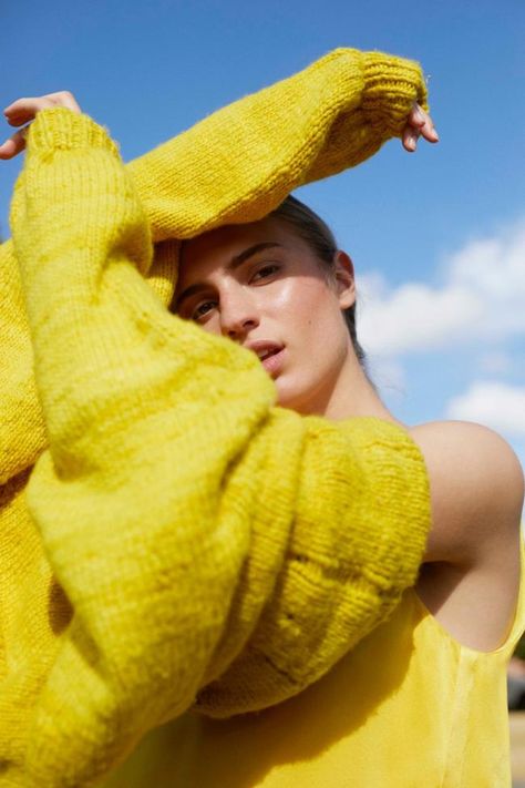 This new sustainable knitwear label has the rest of your winter covered Zara Photography, Knitwear Photoshoot, Knitwear Editorial, Knitwear Photography, Italian Campaign, Sustainable Knitwear, Preppy Spring, Winter Lookbook, Sweater Brands