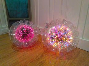 A DIY Sparkle Ball Light - These Are Awesome! Solar Lamps Diy, Diy Moss Ball, Diy Light Bulb, Diy Christmas Ball, Decorations Lights, Diy Christmas Lights, Sparkle Ball, Diy Christmas Decorations, Patio Diy