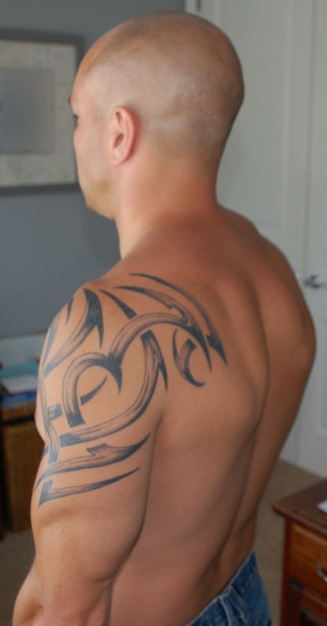 Shading and reaching just far enough across the back. Shoulder Tattoo Ideas, Koi Fish Designs, 2 Tattoo, Shoulder Piece, Marquesan Tattoos, Mens Shoulder Tattoo, Tattoo Pictures, Aztec Tattoo, Turtle Tattoo