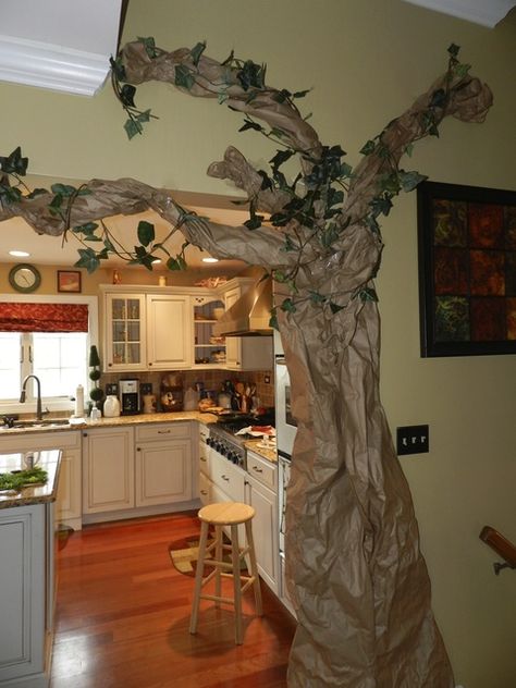 Hobbit party decorations #hobbit #partydecor @Cyndi Price Price Charney for Rhi's Sweet 16? Lotr Marathon, Lord Of The Rings Birthday, Lotr Party, Hobbit Party, Fantasy Party, Forest Birthday, Costume Disney, Forest Party, 33rd Birthday