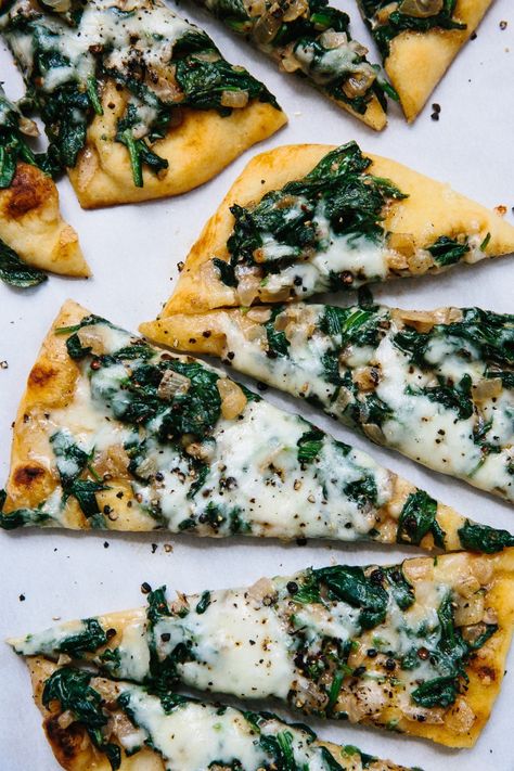 Recipe: Saag Paneer Pizza | Here's a tasty pizza inspired by one of my favorite Indian dishes, saag paneer. Saag paneer is a spiced, creamy spinach stew finished with soft pieces of mild paneer cheese. The main topping for this pizza version is basically a sauté of frozen spinach with onion, garlic, ginger, and garam masala. It gets its rich flavor and texture from the addition of cream at the end, which works to hold everything together. Pizza Naan, Nana Bread, Paneer Pizza, Saag Paneer, Recipes With Naan Bread, Naan Pizza, Best Pizza Dough, Joe Recipe, Trader Joes Recipes