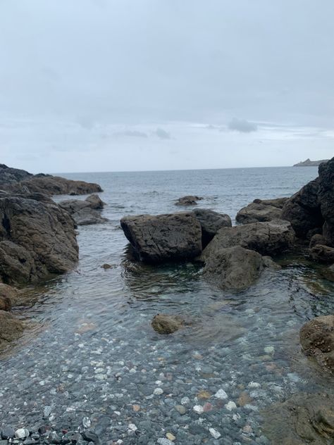 Pebbly Beach, Rocky Beach, Beach Rocks Aesthetic, Pebble Beach Aesthetic, Glass Pebble Beach, Ocean With Rocks Aesthetic, Foggy Rocky Beach, Beach Instagram Pictures, Uk Beaches