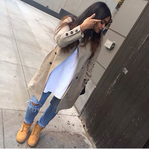 Trench coat = essential Outfits Con Botas Timberland, Timberland Outfit, Pijamas Women, Timberland Boots Outfit, Timberland Outfits, Boots Ideas, Timberlands, Dope Outfits, Boots Outfit