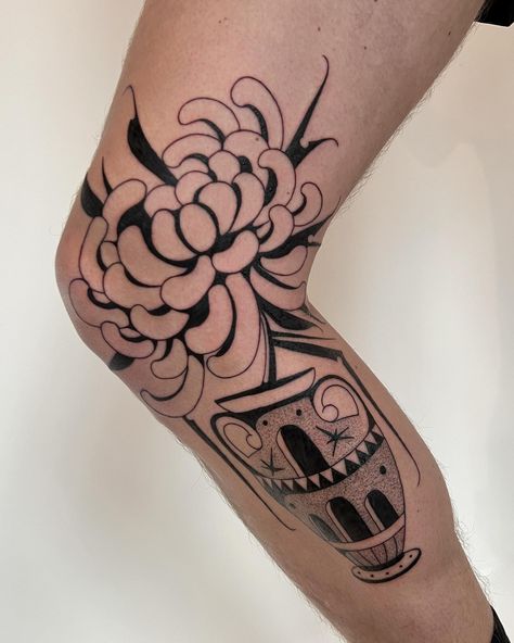 Side of the knee fun done @kleinefreiheittattoo #kneetattoo #chrysanthemum #chrysanthemumtattoo #vasetattoo #blackworkers_tattoo #blackworktattoo Side Knee Tattoo, Chrysanthemum Tattoo, Knee Tattoo, July 3, S Tattoo, Blackwork Tattoo, Tattoo On, Chrysanthemum, Above Knee