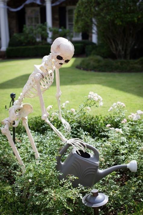 Skeleton Decorations Outdoor, Outdoor Halloween Decor Ideas, Outdoor Skeleton, Easy Outdoor Halloween Decorations, Outdoor Halloween Decor, Halloween Decorations To Make, Halloween Diy Outdoor, Halloween Outside, Halloween Skeleton Decorations