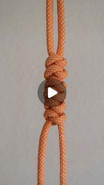 Macrame • Handmade • Tutorial • Fiber Arts on Instagram: "how to tie snake knot 🪢

#macrame #monkeyfistknot #macramewallhanging #macramelove #macramemakers #macrameforbeginners
#macramewallhanging #knots #craft #diyhomedecor #macramebag #macramestrap #macramebottleholder #macramecoaster #handmade #diy #macrametutorial #diycrafts #diyprojects #diygifts #giftideas #weddingfavors #macramehathanger #lifehacks #macramovement #macramemovement #macramemovements #macramehack" Snake Knot Tutorial, Tie Snake, Monkey Fist Knot, Knot Macrame, Handmade Tutorial, Snake Knot, Knots Tutorial, Hat Hanger, Macrame Bag