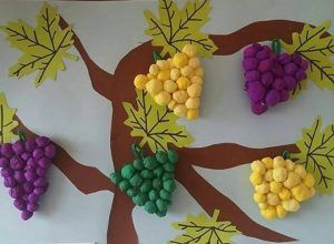 crepe paper grapes craft (2) « funnycrafts Decorations Ideas For School, Grapes Craft, Crepe Paper Craft, Grape Drawing, Party Christmas Decorations, Decorating Ideas For School, Funny Crafts, Crepe Paper Crafts, Christmas Decorations Ideas