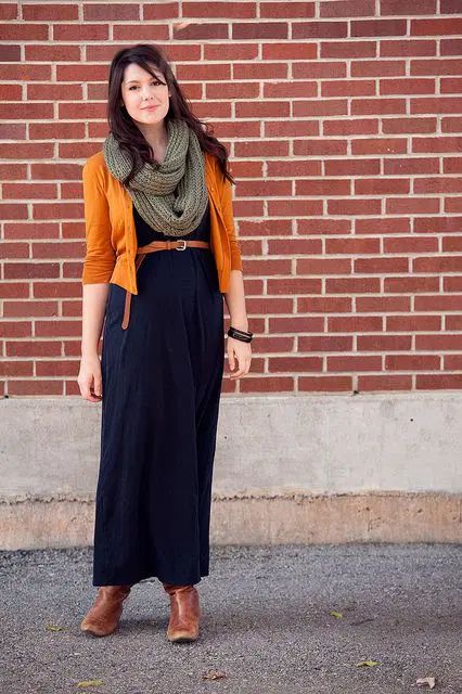 How to wear a maxi dress in the Fall Maxi Skirt Winter, Long Black Skirt, Kendi Everyday, Winter Maxi, Short Beach Dresses, Maxi Dress Winter, Short Dress White, Orange Cardigan, Boho Dresses Long