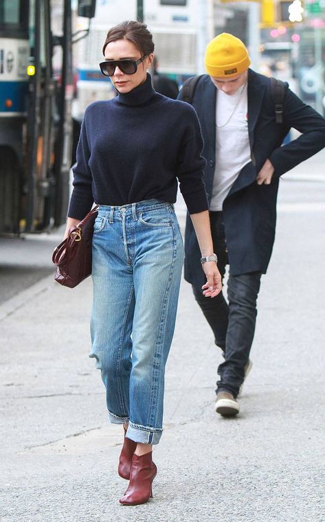 7 Outfits Victoria Beckham Wears With Jeans | Who What Wear Victoria Beckham Jeans, Vintage Wash Jeans, Victoria Beckham Style, Outfits Jeans, Flattering Jeans, Smart Outfit, Hollywood Fashion, Spice Girls, Light Wash Jeans