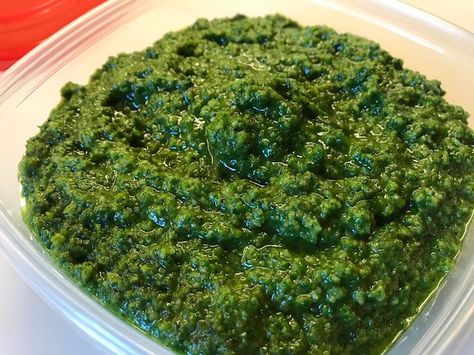 Chive Pesto, Chives Recipe, Parsley Pesto, Pesto Recipe, At The Airport, Seaweed Salad, Garlic Bread, Green Onions, Palak Paneer