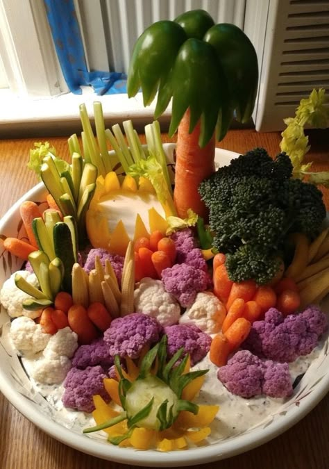 Tropical Veggie Tray, Spongebob Veggie Tray, Sea Creature Food Party Ideas, Dinosaur Veggie Tray, Sea Turtle Baby Shower Ideas, Beach Theme Food, Edible Centerpieces, Veggie Art, Girl Birthday Ideas