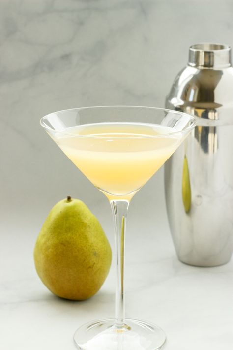 A delicious pear martini made with vodka, pear liqueur and nectar for crisp pear flavors and a dash of homemade ginger simple syrup for a spicy kick. This is a perfect fall or holiday cocktail with a mocktail option. Pear Vodka Martini, Martini Recipes Easy, Ginger Simple Syrup, 2025 Lifestyle, Cognac Cocktail, Pear Martini, Martini Recipes Vodka, Pear Liqueur, Pear Cocktails