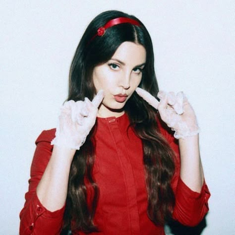 Star Girl Lana Del Rey, Lana Del Rey Love, Lana Del Rey Vinyl, Celebrity Style Icons, Celebrity Halloween Costumes, Celebrity Drawings, Pretty When You Cry, Lizzy Grant, Lust For Life