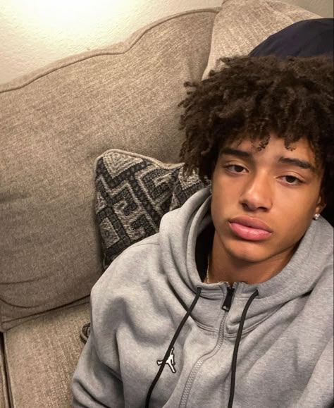 Mixed Curly Hair Boys, Light Skin Boys With Curly Hair, Nerdy Black Guy, Hot Mixed Guys, Brown Guys, Pictures Of Guys, Hoodie Guy, Soccer Usa, Light Skins