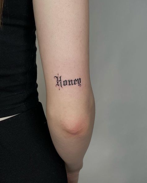 VEIGHT TATTOO 𓇬 BERLIN’s Instagram profile post: “more of this font please ❤️‍🔥” Honey Tattoo Ideas, Honey Tattoo, Tattoo Word Fonts, Tattoo Writing, Tattoo Ideas Unique, Word Fonts, Tattoo Font, Tattoo Videos, Realism Tattoo