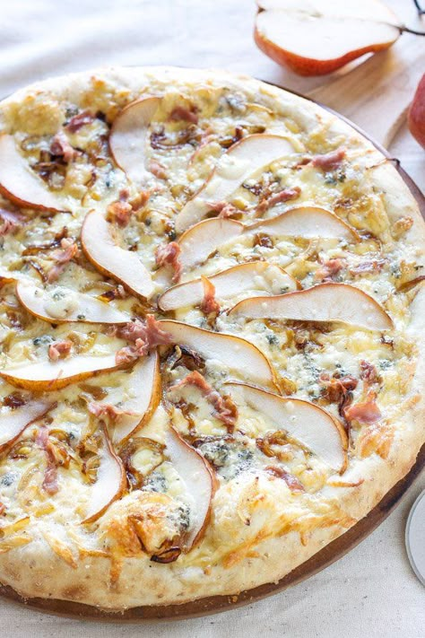 Pear Blue Cheese Pizza, Smoked Pizza Recipes, Pear Prosciutto, Gorgonzola Pizza, Pear Pizza, Ooni Pizza, Pizza Vegana, Pizza Oven Recipes, Creative Pizza