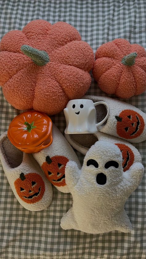 Fall Plushies, Fall Widgets, Halloween Sleepover, Autumn Room, Ber Months, Fall Room Decor, Fall Bedroom Decor, Halloween Bedroom, Casa Halloween