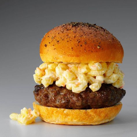 54 Crazy-Delicious Burger Toppings You Need to Try Mac And Cheese Rezept, Hamburger Toppings, Crazy Burger, Mac And Cheese Burger, Unique Burgers, Gourmet Burger, Best Burger Recipe, Easy Brunch Recipes, Plate Lunch