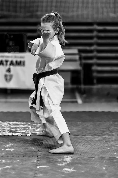 Karate Photos, Martial Arts Photography, Female Martial Arts, Kids Karate, Lift Workout, Strength Training Exercises, Shotokan Karate, Karate Martial Arts, Female Martial Artists