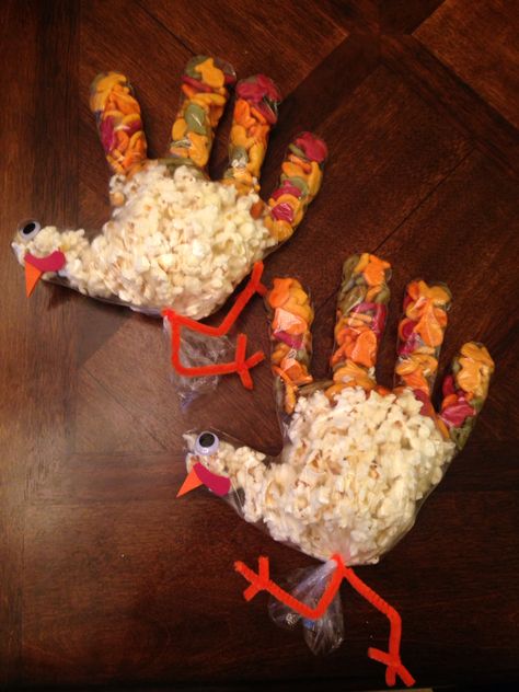 Thanksgiving preschool snack-goldfish and popcorn turkey Fun Thanksgiving Food, Thanksgiving Crafts For Toddlers, Thanksgiving Crafts Preschool, Thanksgiving Favors, Goldfish Crackers, Thanksgiving Treats, Turkey Recipes Thanksgiving, Delicious Thanksgiving, Thanksgiving Crafts For Kids