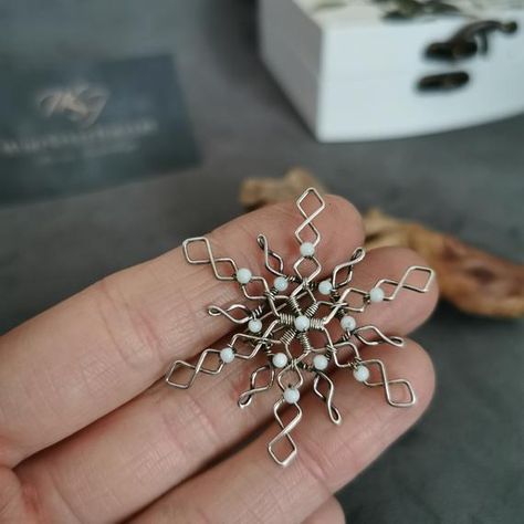 Wire Wrap Snowflake, Wire Wrap Ornaments, Wire Wrapped Snowflake, Wire Wrapped Christmas Jewelry, Christmas Wire Wrapped Jewelry, Wire Snowflake, Copper Wire Art, Wire Ornaments, Vintage Jewelry Ideas