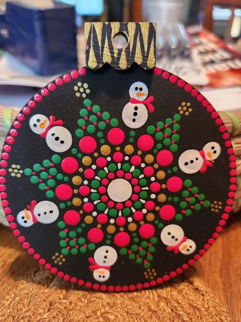 Dot Mandalas for Beginners Dot Art Christmas Tree, Christmas Dot Painting, Mandalas For Beginners, Mandala Christmas, Mandala Ideas, Dot Mandalas, Christmas Mandala, Paint Rocks, Mandala Rock Art