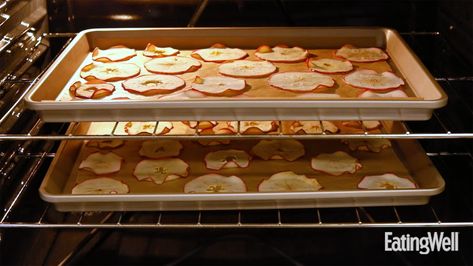 dried apples in the oven #driedfruit #dryfood #dryfoodmeals #dryfoodstorage #dryfoodstoragecontainers Dried Apples In The Oven, Apples In The Oven, Dehydrate Apples, Cinnamon Apple Chips Baked, Dried Apple Chips, Oven Baked Apple, Apple Chips Recipe, Dehydrated Apples, Caesar Pasta Salad